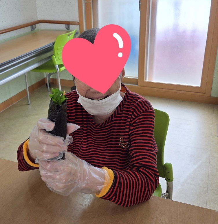 사본 -KakaoTalk_20250409_172626311_02.jpg : 요리활동- 화요미식회(김밥만들기) 사본 -KakaoTalk_20250409_172626311_02.jpg : 요리활동- 화요미식회(김밥만들기)