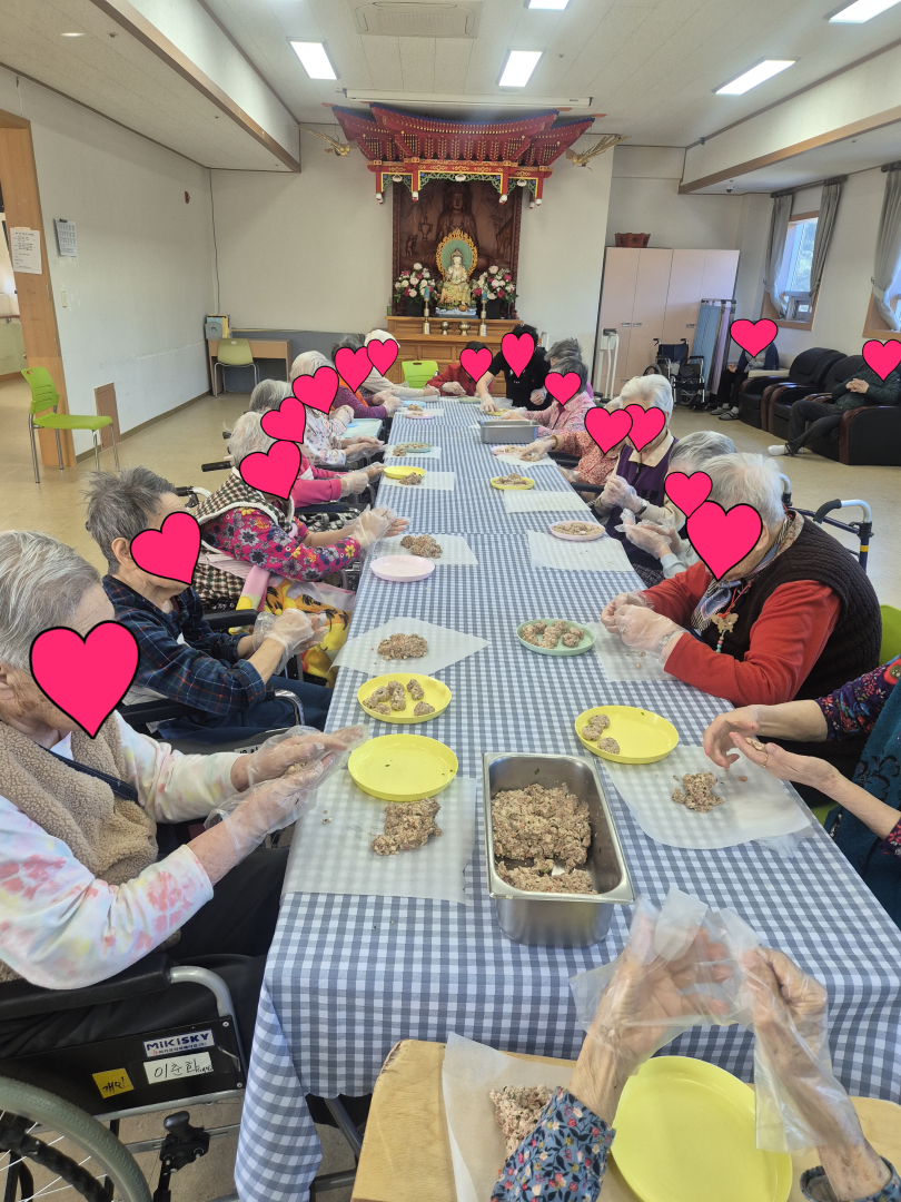 [꾸미기]KakaoTalk_20260209_161345205_13.jpg : 화요미식회 전만들기의 현장입니다~